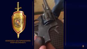 Ոստիկանները Արայի գյուղի տներից մեկում ապօրինի հրազեններ ու թմրամիջոցի նմանվող զանգվածներ են հայտնաբերել