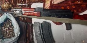 Ոստիկանություն բերման ենթարկվածի մեքենայում ինքնաձիգ ու նռնակ կար Ոստիկանություն բերման ենթարկվածի մեքենայում ինքնաձիգ ու նռնակ կար