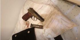 Խուզարկությամբ հայտնբերվել են «Մակարով» ատրճանակ ու թմրամիջոցներ․ ոստիկանության նոր բացահայտումը Խուզարկությամբ հայտնբերվել են «Մակարով» ատրճանակ ու թմրամիջոցներ․ ոստիկանության նոր բացահայտումը