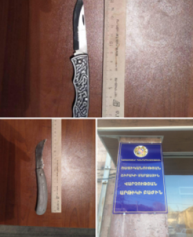 Ոստիկանության Արթիկի բաժին բերման ենթարկված երիտասարդների մեքենայում ծալովի դանակներ են հայտնաբերվել