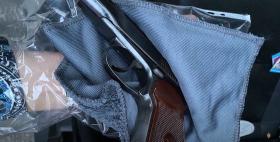 Ոստիկանություն բերման ենթարկվածի մեքենայում հրազեն ու թմրամիջոց կար. երիտասարդը ձերբակալվել է Ոստիկանություն բերման ենթարկվածի մեքենայում հրազեն ու թմրամիջոց կար. երիտասարդը ձերբակալվել է