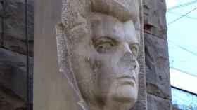 Կենտրոնականի ոստիկանները բերման են ենթարկել Լեոնիդ Ազգալդյանի հուշարձանը վնասած տղամարդուն. նա ձերբակալվել է Կենտրոնականի ոստիկանները բերման են ենթարկել Լեոնիդ Ազգալդյանի հուշարձանը վնասած տղամարդուն. նա ձերբակալվել է