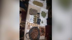Քրեական հետախույզները 53-ամյա աշտարակցու տանը զենք-զինամթերք և թմրամիջոց են հայտնաբերել Քրեական հետախույզները 53-ամյա աշտարակցու տանը զենք-զինամթերք և թմրամիջոց են հայտնաբերել