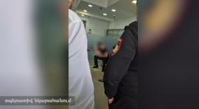 Նռնակով բանկ ներխուժած անձը ձերբակալվել ու ներկայացվել է նախաքննական մարմին  Նռնակով բանկ ներխուժած անձը ձերբակալվել ու ներկայացվել է նախաքննական մարմին