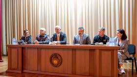 Ապագա քրեական ոստիկաններին ներկայացվել է ԱՄՆ արդարադատության դեպարտամենտի հետաքննությունների դաշնային բյուրոյի (FBI) փորձը Ապագա քրեական ոստիկաններին ներկայացվել է ԱՄՆ արդարադատության դեպարտամենտի հետաքննությունների դաշնային բյուրոյի (FBI) փորձը