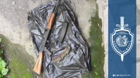 Արալեզ գյուղի գերեզմանատանը «Կալաշնիկովի» ինքնաձիգ է հայտնաբերվել Արալեզ գյուղի գերեզմանատանը «Կալաշնիկովի» ինքնաձիգ է հայտնաբերվել