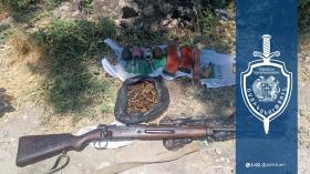 Շենգավիթի ոստիկանները Նորագավիթի գերեզմանատան մոտ զենք-զինամթերք են հայտնաբերել Շենգավիթի ոստիկանները Նորագավիթի գերեզմանատան մոտ զենք-զինամթերք են հայտնաբերել