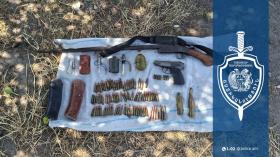 Համայնքային ոստիկանները գերեզմանատուն տանող ճանապարհին զենք-զինամթերք են հայտնաբերել Համայնքային ոստիկանները գերեզմանատուն տանող ճանապարհին զենք-զինամթերք են հայտնաբերել