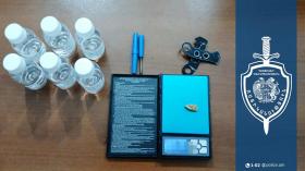 Ձերբակալվածի խուզարկությամբ մեթադոնի լուծույթով սրվակներ են հայտնաբերվել․ Ավանի համայնքային ոստիկանների բացահայտումը Ձերբակալվածի խուզարկությամբ մեթադոնի լուծույթով սրվակներ են հայտնաբերվել․ Ավանի համայնքային ոստիկանների բացահայտումը