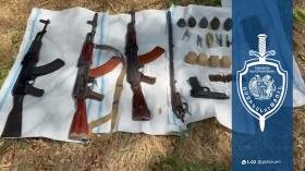 «Կալաշնիկովի» ինքնաձիգեր, ատրճանակ, պայթուցիչներով նռնակներ․ ապօրինի զենք-զինամթերքի հայտնաբերում Վայոց ձորի մարզում «Կալաշնիկովի» ինքնաձիգեր, ատրճանակ, պայթուցիչներով նռնակներ․ ապօրինի զենք-զինամթերքի հայտնաբերում Վայոց ձորի մարզում
