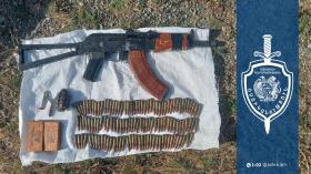 Ամասիա-Հողմիկ ճանապարհին հայատնաբերվել է ինքնաձիգ և զինամթերք Ամասիա-Հողմիկ ճանապարհին հայատնաբերվել է ինքնաձիգ և զինամթերք